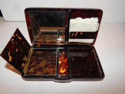 128 F - Boîte à maquillage en écaille. Japon,...