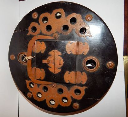 128 J - Lanterne en bois laqué, prise et...