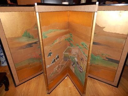 128 K - Deux paravents, à décor de scènes...