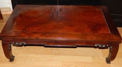 128 L - Table basse en bois, plateau en loupe....