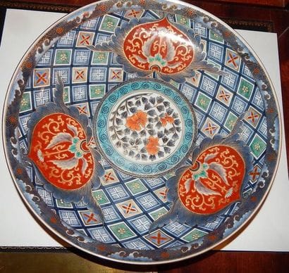 128 O - Plat Imari en porcelaine polychrome....