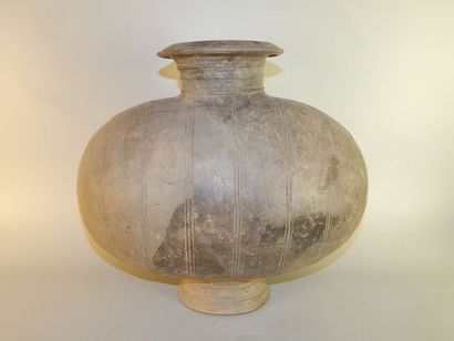 Vase de forme « Cocon » en terre cuite grise,...