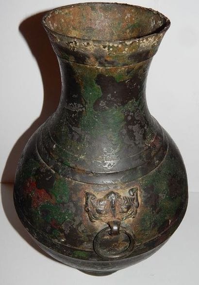 132 BIS - Vase Hu en bronze à patine de fouille...