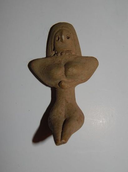 Figurine féminine assise, les mains sous...