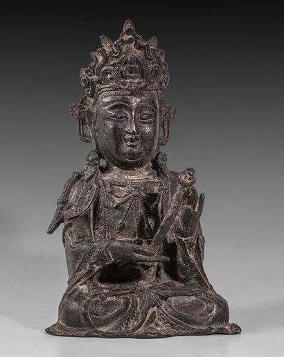 Guanyin assise tenant un ruy, à la couronne...