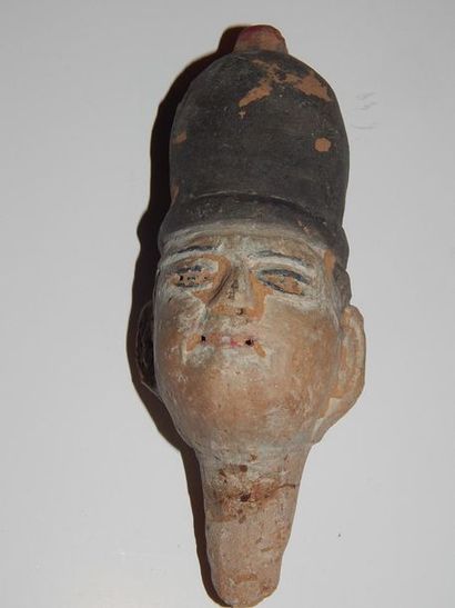 Tête de mingki en terre cuite polychrome....