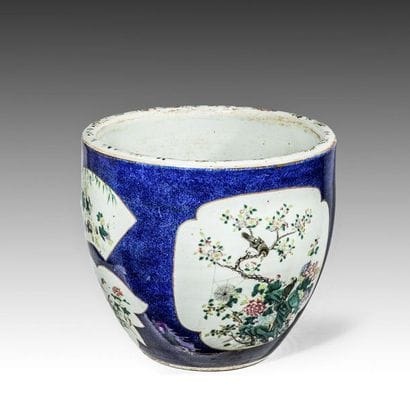 Cache-pot en porcelaine émaillée bleu, décoré...