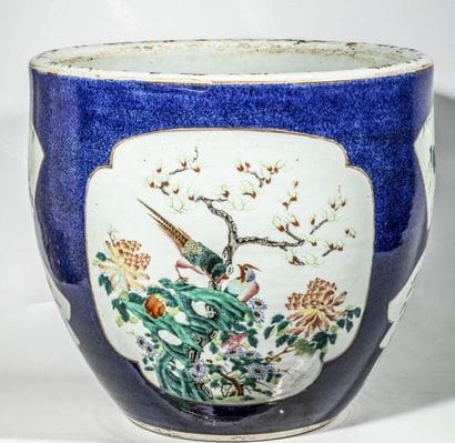 Cache-pot en porcelaine émaillée bleu, décoré...