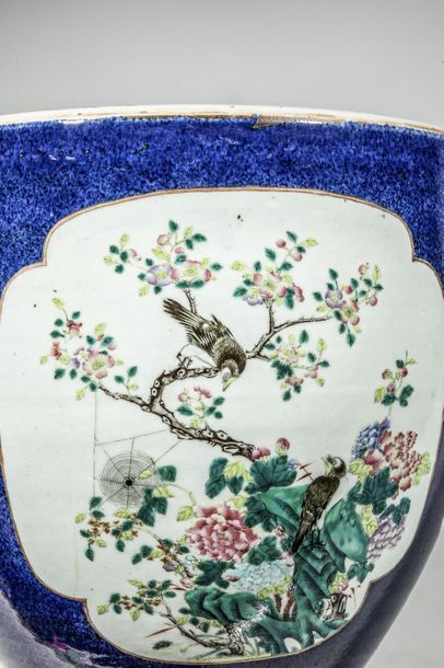 Cache-pot en porcelaine émaillée bleu, décoré...
