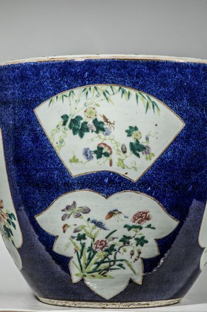 Cache-pot en porcelaine émaillée bleu, décoré...