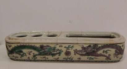 Encrier en porcelaine à décor “famille verte”...