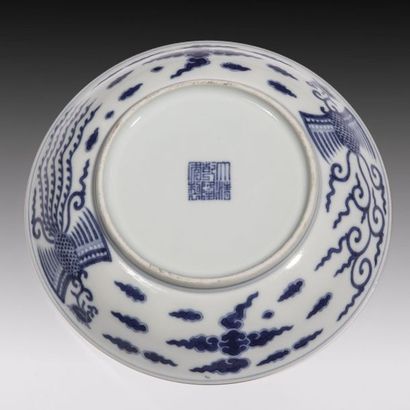Coupe en porcelaine à décor “bleu blanc”...