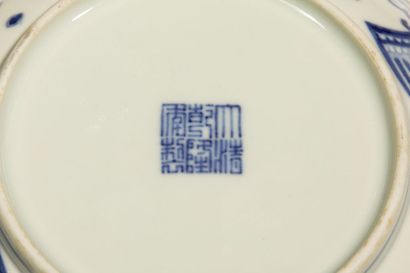 Coupe en porcelaine à décor “bleu blanc”...
