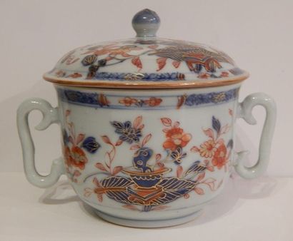 Sucrier couvert à anses en porcelaine à décor...