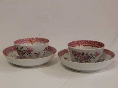 Paire de sorbets et soucoupes en porcelaine...