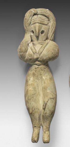 Figurine féminine assise, représentée les...