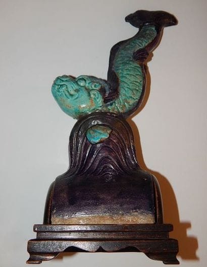 Tuile faitière sur socle en forme de carpe,...