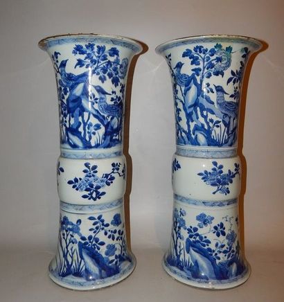 150 BIS - Paire de vases de forme « Gu »...