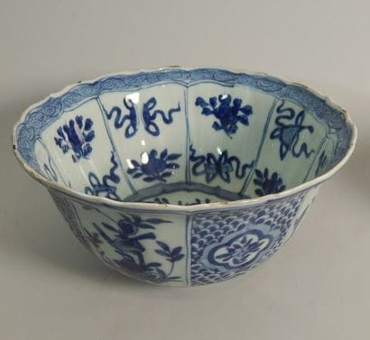 Coupe à punch en porcelaine bleu et blanc....
