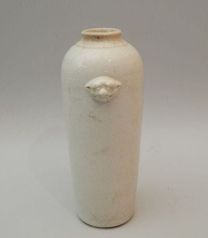 Vase en porcelaine blanc craquelé muni de...