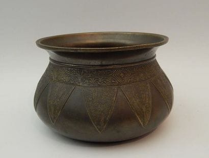 Bol en bronze. H : 9 cm ; D : 13 cm. (XIXe...