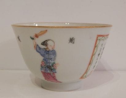 Bol en porcelaine à décor “famille rose”...