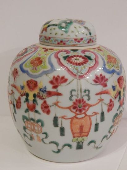 Pot ovoïde couvert en porcelaine à décor...