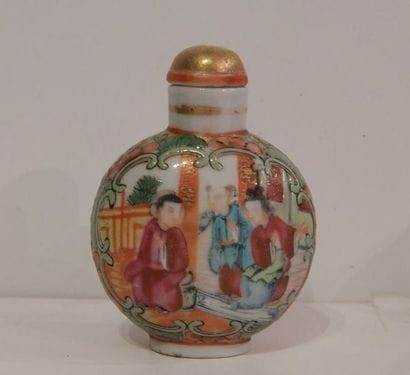 Tabatière ronde en porcelaine de Canton à...