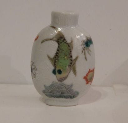 Tabatière en porcelaine à décor “famille...