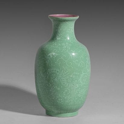Vase en porcelaine émaillée verte et décoré...