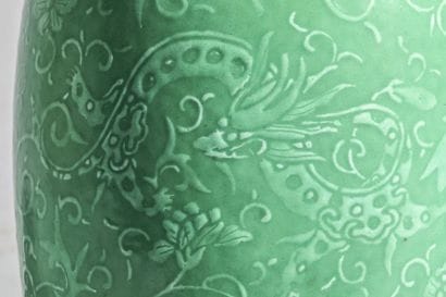 Vase en porcelaine émaillée verte et décoré...