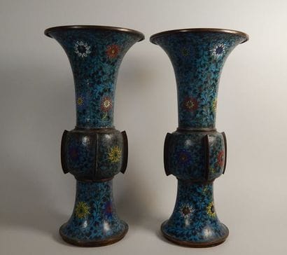 Paire de vases GU à décor floral en émaux...