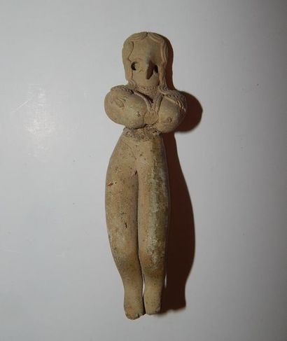 Figurine féminine assise, représentée les...