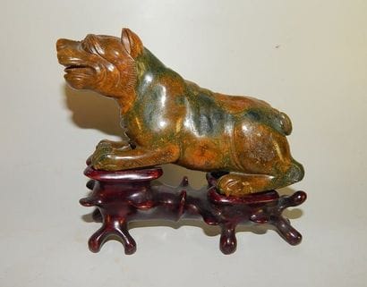 Lion en jaspe. Chine, XXe s. 8 x16 cm. (...