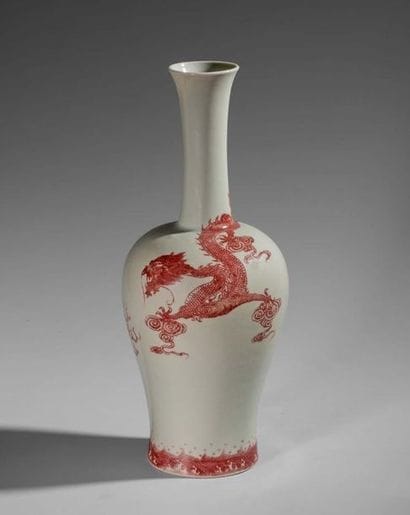 Vase en porcelaine à décor de dragon en rouge...