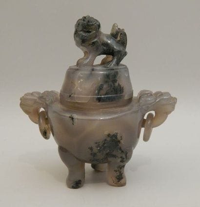 Brûle-parfum tripode en agate, muni de deux...