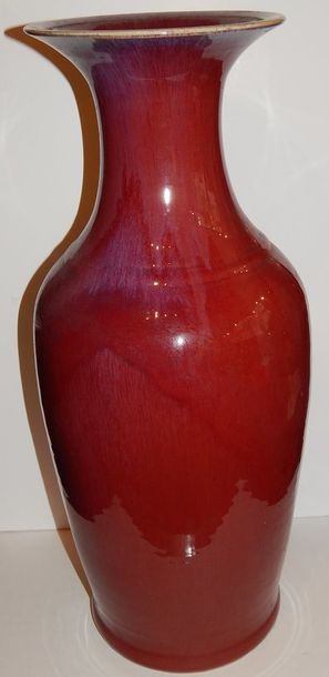 Vase balustre en porcelaine sang de bœuf,...