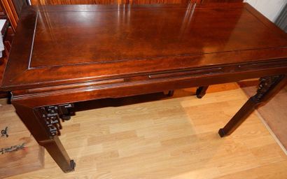 Console en bois. Chine, XXe s. L :120 x 50cm...