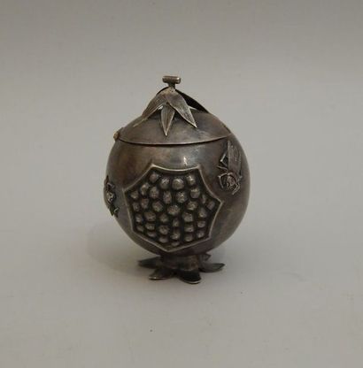 Boîte en métal argentifère en forme de grenade....