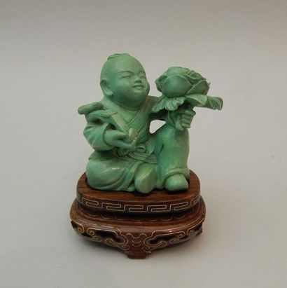 Sujet en turquoise en forme d’enfant assis...