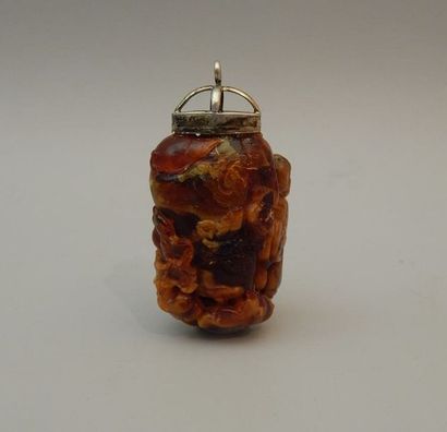 Pendentif en ambre. L : 6.5 cm