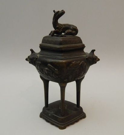 Brûle-parfum en bronze. H : 19 cm