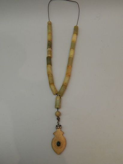 Collier composé de 17 jades de forme cylindrique...