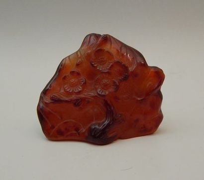 Agate sculptée d’un pin. L : 7 x 7.5 cm