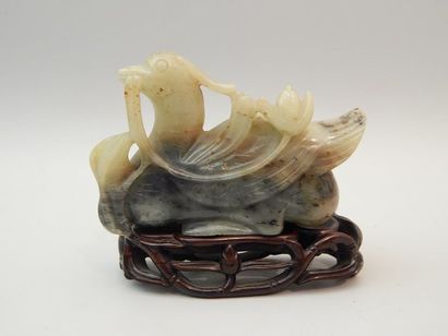 Canard en jade. H : 8 cm ; L :11.5 cm