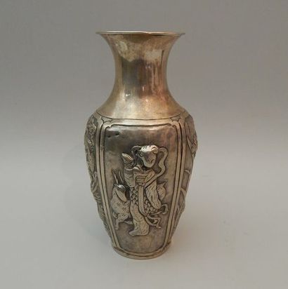 Vase en métal argentifère. H : 17 cm