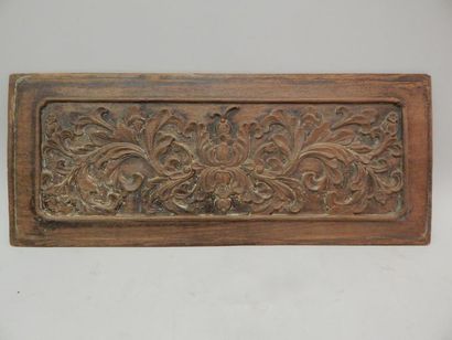 Plaque en huanghuali à décor floral. L :...