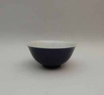 Bol en porcelaine bleue, l’intérieur blanc....