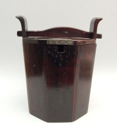 Récipient en humu. H : 24 cm ; L : 18 cm