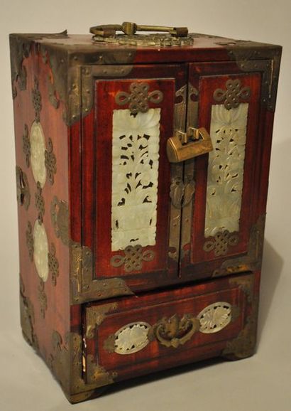 Armoire miniature formant coffret à bijoux,...